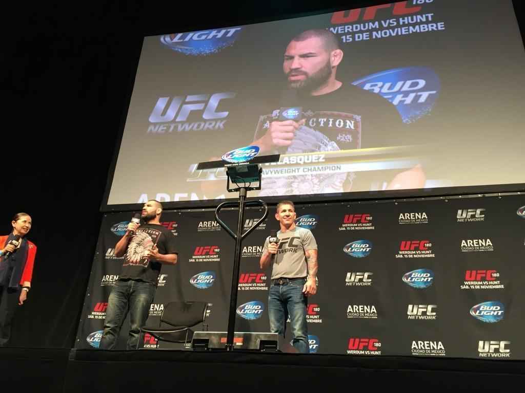 Imagens da pesagem e o evento pr-pesagem do UFC 180 - Cain Velasquez no game de perguntas e respostas