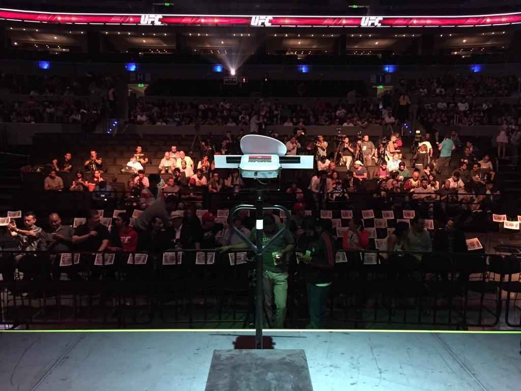 Imagens da pesagem e o evento pr-pesagem do UFC 180 - Balana preparada para a pesagem