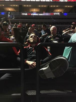 Imagens da pesagem e o evento pré-pesagem do UFC 180 - Jake Ellenberger aguardando a pesagem