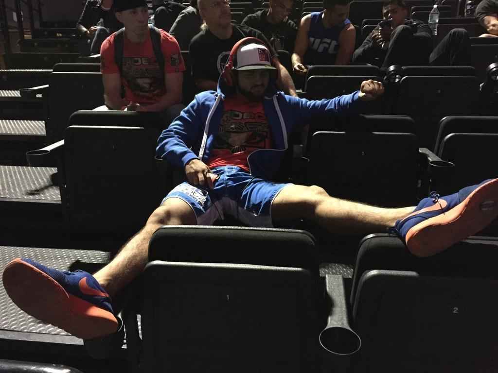 Imagens da pesagem e o evento pr-pesagem do UFC 180 - Kelvin Gastelum aguardando a pesagem