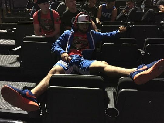 Imagens da pesagem e o evento pré-pesagem do UFC 180 - Kelvin Gastelum aguardando a pesagem