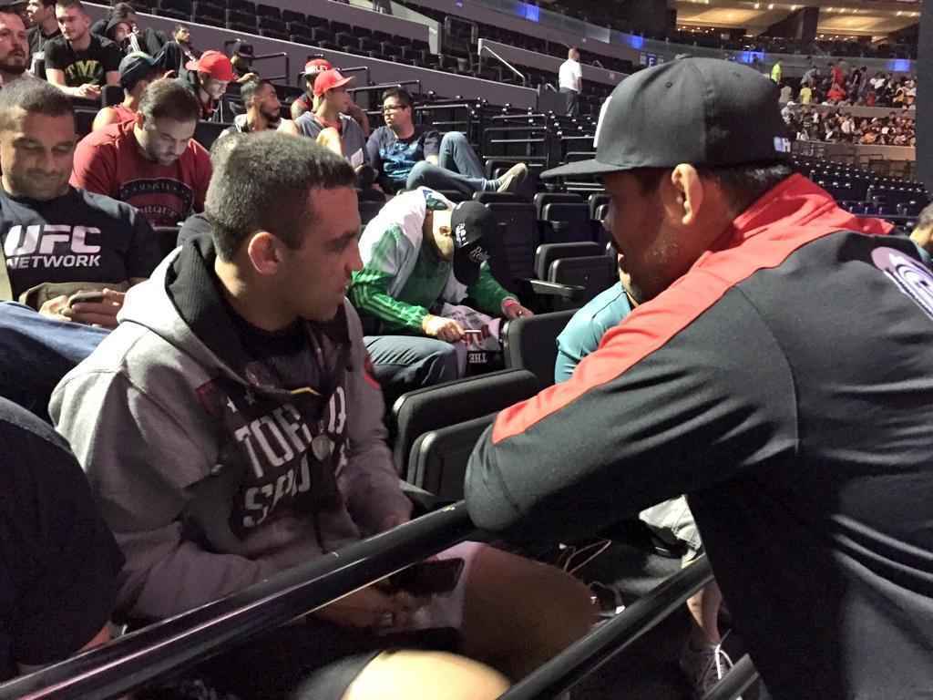 Imagens da pesagem e o evento pr-pesagem do UFC 180 - Fabrcio Werdum conversando com Mark Muoz