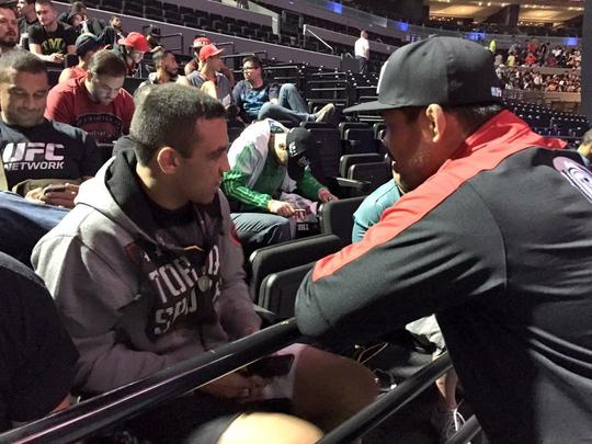 Imagens da pesagem e o evento pré-pesagem do UFC 180 - Fabrício Werdum conversando com Mark Muñoz