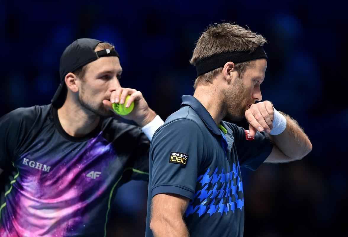 O Brasil pela primeira vez tem um representante na deciso de duplas do ATP Finals, torneio com as melhores parcerias da temporada. Neste sbado, o mineiro Marcelo Melo e o croata Ivan Dodig derrotaram o polons Lukasz Kubot e o sueco Robert Lindsted por 2 sets a 1, com parciais de 4/6, 6/4 e 10-6, em Londres.