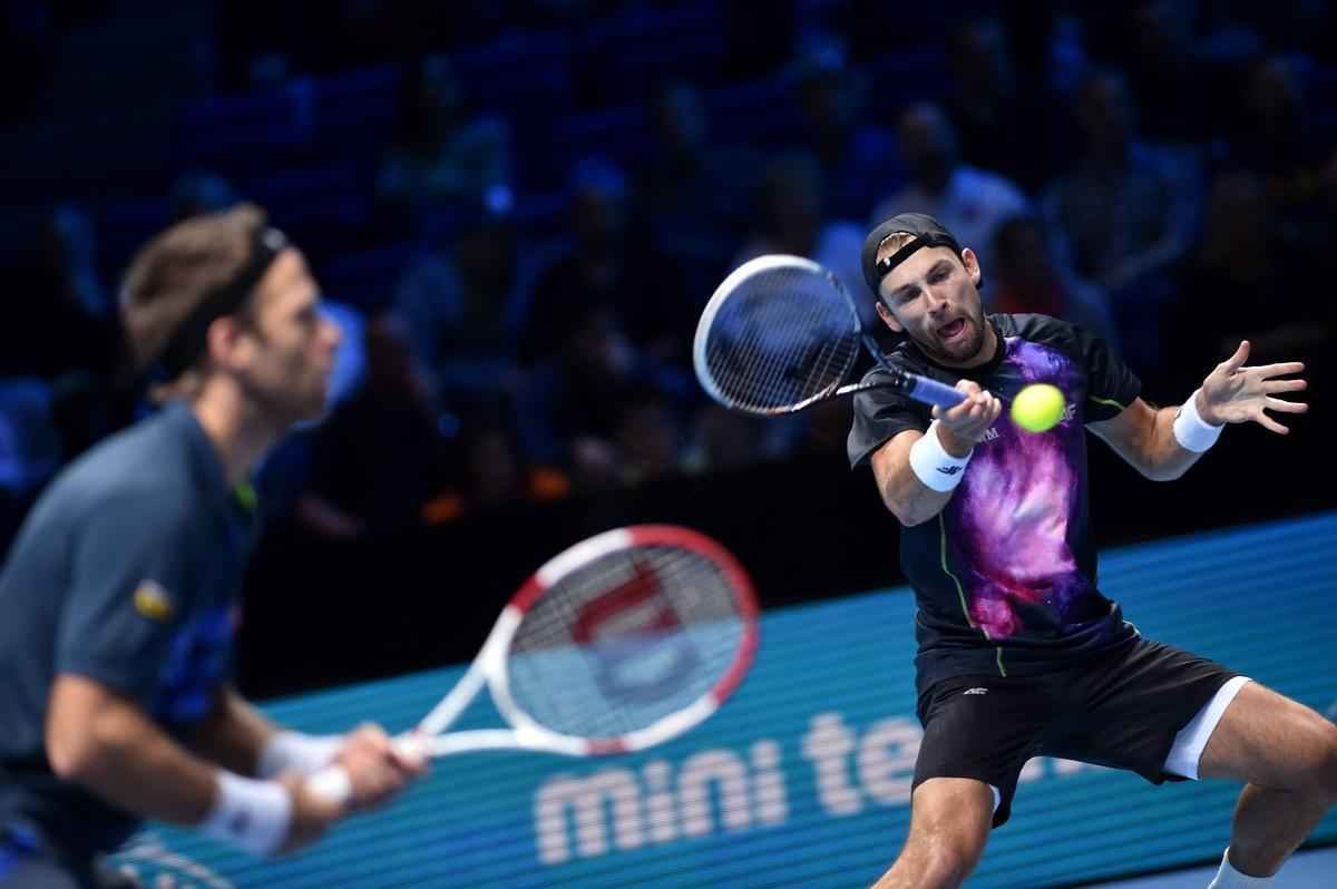 O Brasil pela primeira vez tem um representante na deciso de duplas do ATP Finals, torneio com as melhores parcerias da temporada. Neste sbado, o mineiro Marcelo Melo e o croata Ivan Dodig derrotaram o polons Lukasz Kubot e o sueco Robert Lindsted por 2 sets a 1, com parciais de 4/6, 6/4 e 10-6, em Londres.