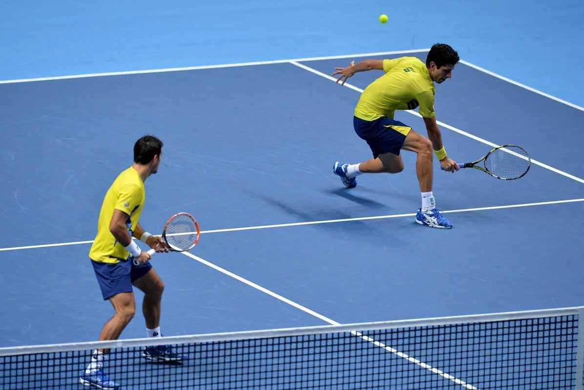 O Brasil pela primeira vez tem um representante na deciso de duplas do ATP Finals, torneio com as melhores parcerias da temporada. Neste sbado, o mineiro Marcelo Melo e o croata Ivan Dodig derrotaram o polons Lukasz Kubot e o sueco Robert Lindsted por 2 sets a 1, com parciais de 4/6, 6/4 e 10-6, em Londres.