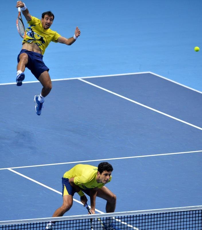 O Brasil pela primeira vez tem um representante na deciso de duplas do ATP Finals, torneio com as melhores parcerias da temporada. Neste sbado, o mineiro Marcelo Melo e o croata Ivan Dodig derrotaram o polons Lukasz Kubot e o sueco Robert Lindsted por 2 sets a 1, com parciais de 4/6, 6/4 e 10-6, em Londres.