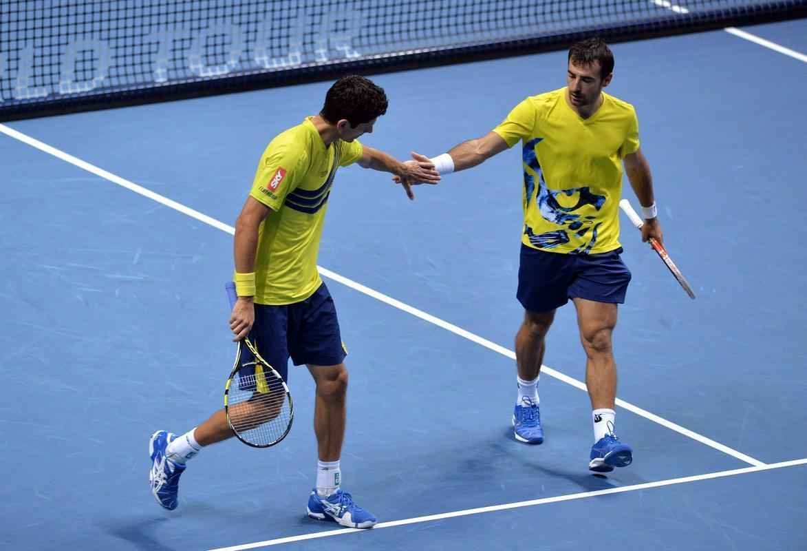 O Brasil pela primeira vez tem um representante na deciso de duplas do ATP Finals, torneio com as melhores parcerias da temporada. Neste sbado, o mineiro Marcelo Melo e o croata Ivan Dodig derrotaram o polons Lukasz Kubot e o sueco Robert Lindsted por 2 sets a 1, com parciais de 4/6, 6/4 e 10-6, em Londres.