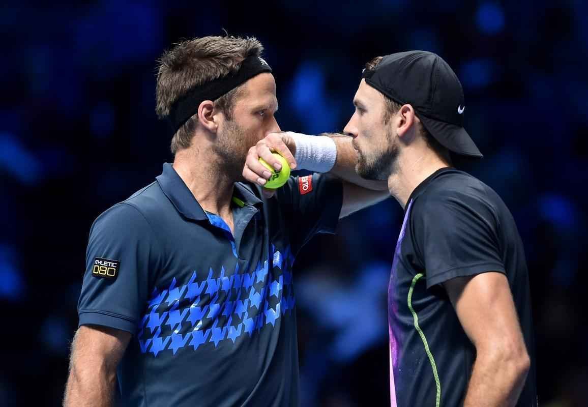 O Brasil pela primeira vez tem um representante na deciso de duplas do ATP Finals, torneio com as melhores parcerias da temporada. Neste sbado, o mineiro Marcelo Melo e o croata Ivan Dodig derrotaram o polons Lukasz Kubot e o sueco Robert Lindsted por 2 sets a 1, com parciais de 4/6, 6/4 e 10-6, em Londres.