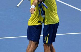O Brasil pela primeira vez tem um representante na deciso de duplas do ATP Finals, torneio com as melhores parcerias da temporada. Neste sbado, o mineiro Marcelo Melo e o croata Ivan Dodig derrotaram o polons Lukasz Kubot e o sueco Robert Lindsted por 2 sets a 1, com parciais de 4/6, 6/4 e 10-6, em Londres.