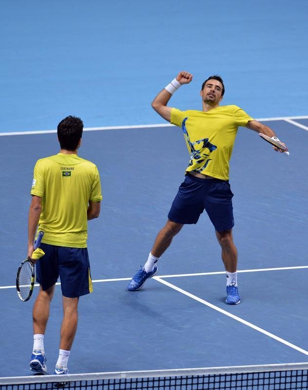 O Brasil pela primeira vez tem um representante na deciso de duplas do ATP Finals, torneio com as melhores parcerias da temporada. Neste sbado, o mineiro Marcelo Melo e o croata Ivan Dodig derrotaram o polons Lukasz Kubot e o sueco Robert Lindsted por 2 sets a 1, com parciais de 4/6, 6/4 e 10-6, em Londres.