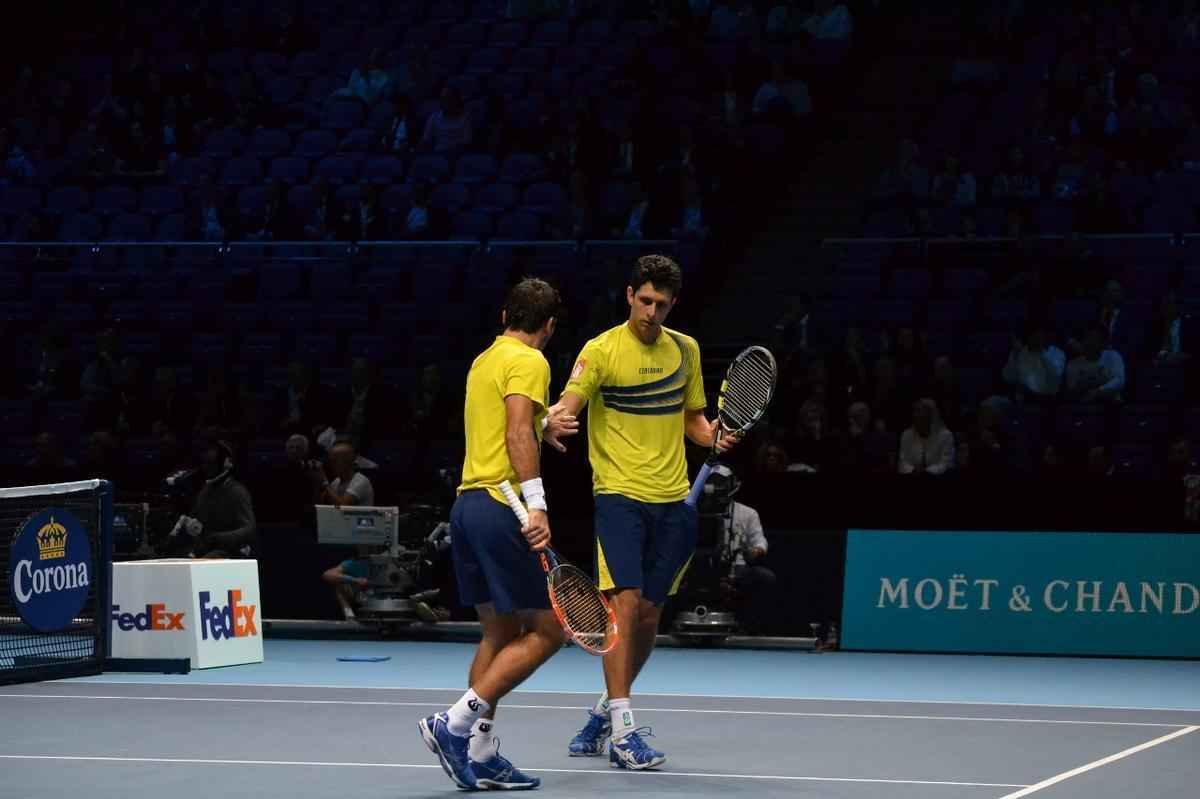 O Brasil pela primeira vez tem um representante na deciso de duplas do ATP Finals, torneio com as melhores parcerias da temporada. Neste sbado, o mineiro Marcelo Melo e o croata Ivan Dodig derrotaram o polons Lukasz Kubot e o sueco Robert Lindsted por 2 sets a 1, com parciais de 4/6, 6/4 e 10-6, em Londres.
