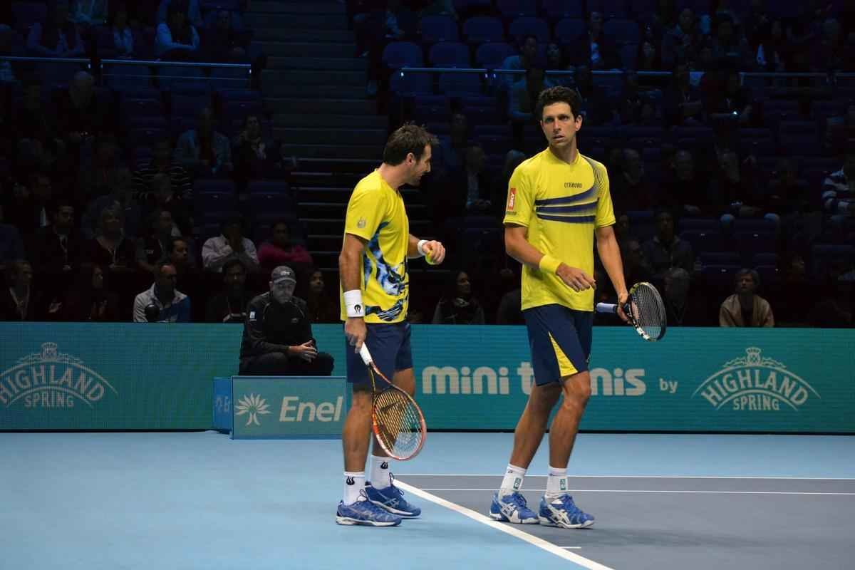 O Brasil pela primeira vez tem um representante na deciso de duplas do ATP Finals, torneio com as melhores parcerias da temporada. Neste sbado, o mineiro Marcelo Melo e o croata Ivan Dodig derrotaram o polons Lukasz Kubot e o sueco Robert Lindsted por 2 sets a 1, com parciais de 4/6, 6/4 e 10-6, em Londres.