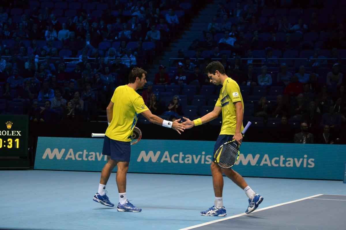 O Brasil pela primeira vez tem um representante na deciso de duplas do ATP Finals, torneio com as melhores parcerias da temporada. Neste sbado, o mineiro Marcelo Melo e o croata Ivan Dodig derrotaram o polons Lukasz Kubot e o sueco Robert Lindsted por 2 sets a 1, com parciais de 4/6, 6/4 e 10-6, em Londres.