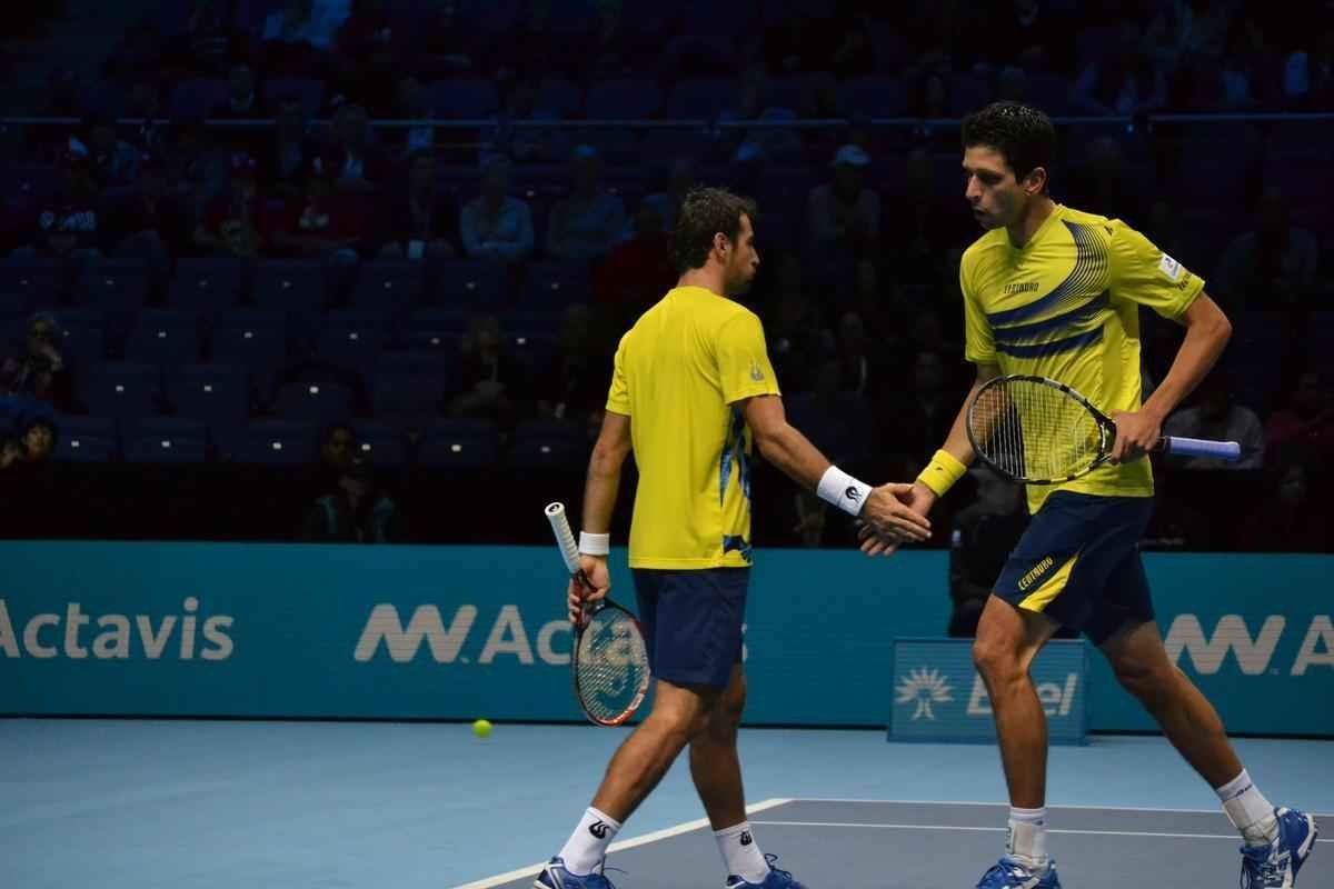 O Brasil pela primeira vez tem um representante na deciso de duplas do ATP Finals, torneio com as melhores parcerias da temporada. Neste sbado, o mineiro Marcelo Melo e o croata Ivan Dodig derrotaram o polons Lukasz Kubot e o sueco Robert Lindsted por 2 sets a 1, com parciais de 4/6, 6/4 e 10-6, em Londres.