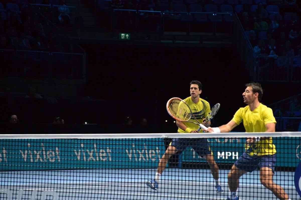 O Brasil pela primeira vez tem um representante na deciso de duplas do ATP Finals, torneio com as melhores parcerias da temporada. Neste sbado, o mineiro Marcelo Melo e o croata Ivan Dodig derrotaram o polons Lukasz Kubot e o sueco Robert Lindsted por 2 sets a 1, com parciais de 4/6, 6/4 e 10-6, em Londres.