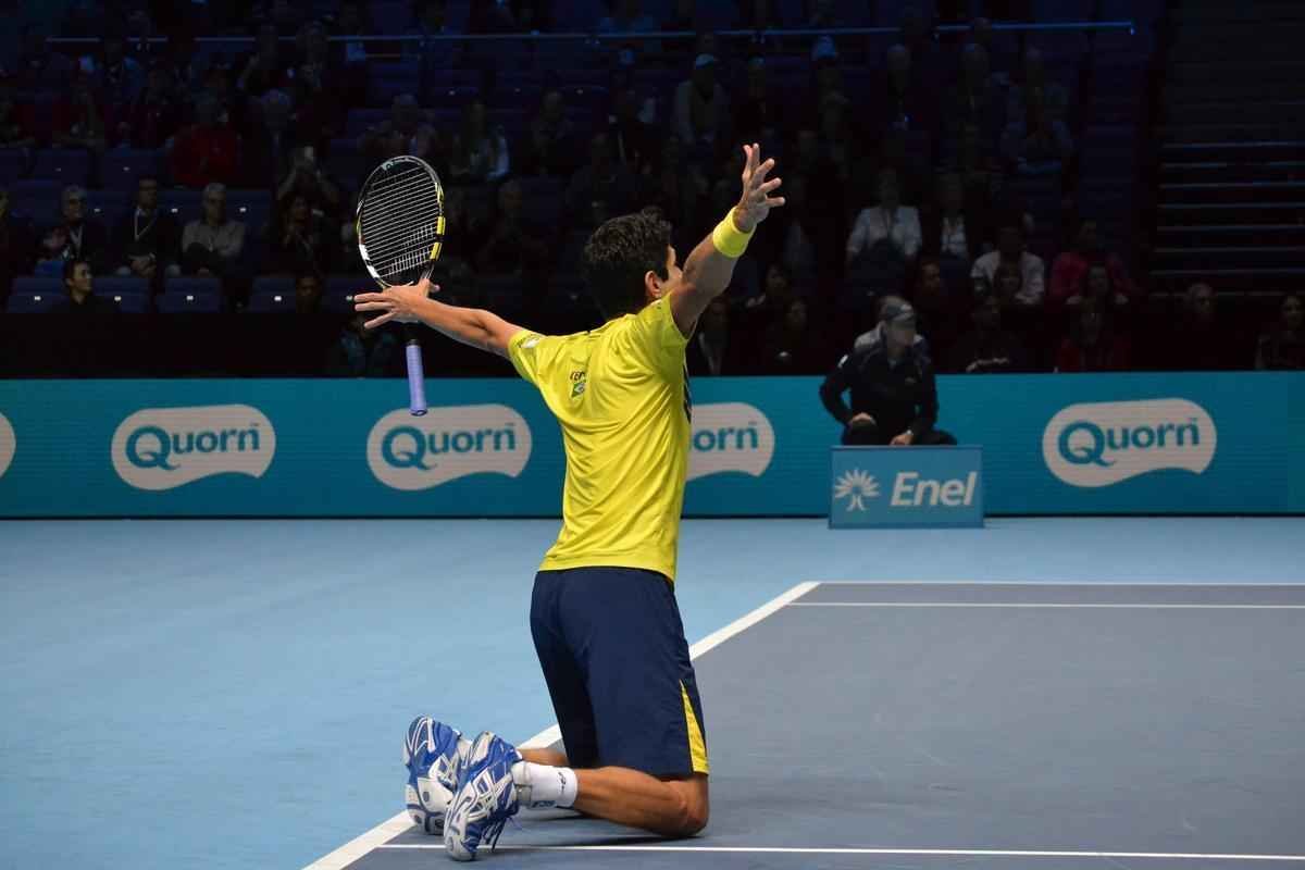 O Brasil pela primeira vez tem um representante na deciso de duplas do ATP Finals, torneio com as melhores parcerias da temporada. Neste sbado, o mineiro Marcelo Melo e o croata Ivan Dodig derrotaram o polons Lukasz Kubot e o sueco Robert Lindsted por 2 sets a 1, com parciais de 4/6, 6/4 e 10-6, em Londres.