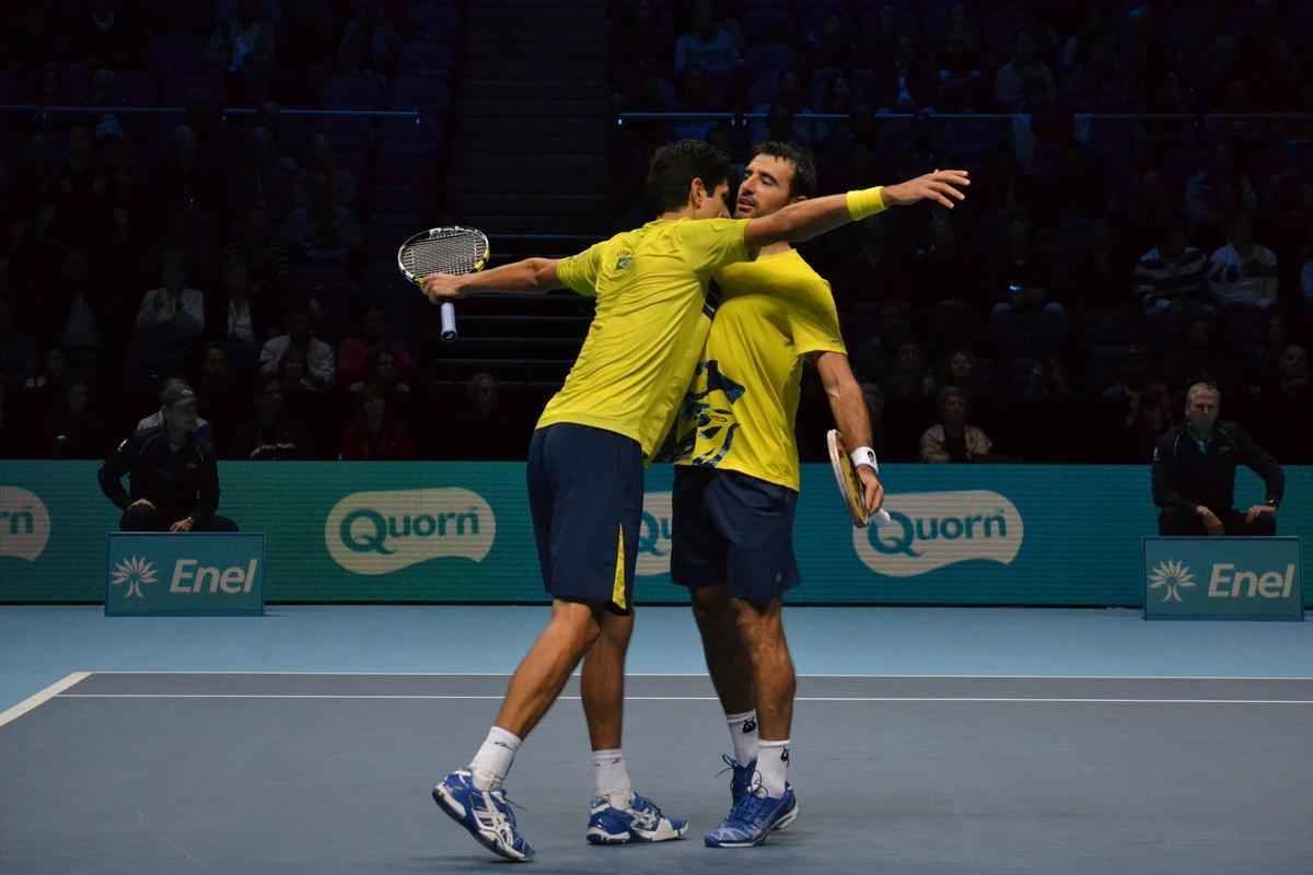 O Brasil pela primeira vez tem um representante na deciso de duplas do ATP Finals, torneio com as melhores parcerias da temporada. Neste sbado, o mineiro Marcelo Melo e o croata Ivan Dodig derrotaram o polons Lukasz Kubot e o sueco Robert Lindsted por 2 sets a 1, com parciais de 4/6, 6/4 e 10-6, em Londres.