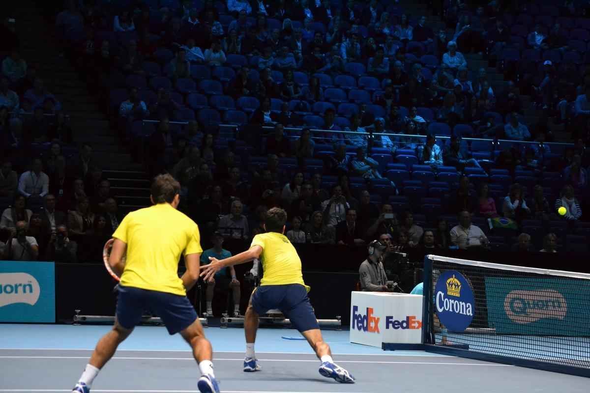 O Brasil pela primeira vez tem um representante na deciso de duplas do ATP Finals, torneio com as melhores parcerias da temporada. Neste sbado, o mineiro Marcelo Melo e o croata Ivan Dodig derrotaram o polons Lukasz Kubot e o sueco Robert Lindsted por 2 sets a 1, com parciais de 4/6, 6/4 e 10-6, em Londres.