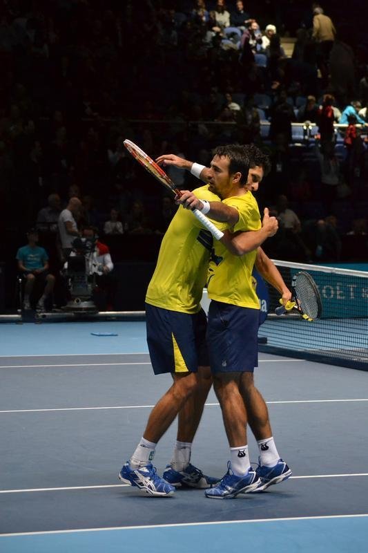 O Brasil pela primeira vez tem um representante na deciso de duplas do ATP Finals, torneio com as melhores parcerias da temporada. Neste sbado, o mineiro Marcelo Melo e o croata Ivan Dodig derrotaram o polons Lukasz Kubot e o sueco Robert Lindsted por 2 sets a 1, com parciais de 4/6, 6/4 e 10-6, em Londres.
