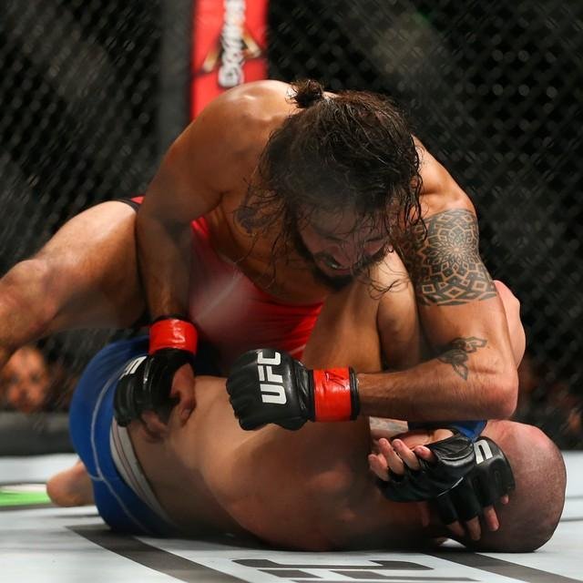 Fotos das lutas e bastidores do UFC 180, na Cidade do Mxico - Na primeira luta, Marco Beltran (luva vermelha) venceu Marlon Vera por deciso unnime