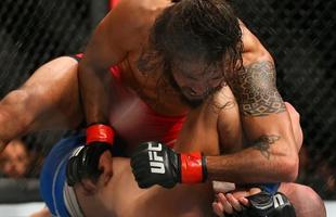 Fotos das lutas e bastidores do UFC 180, na Cidade do Mxico - Na primeira luta, Marco Beltran (luva vermelha) venceu Marlon Vera por deciso unnime