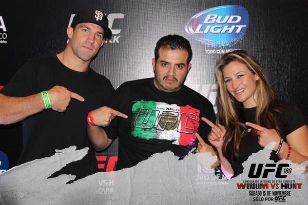 Fotos das lutas e bastidores do UFC 180, na Cidade do Mxico - Luke Rockhold e Miesha Tate com um f no Mxico