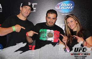 Fotos das lutas e bastidores do UFC 180, na Cidade do Mxico - Luke Rockhold e Miesha Tate com um f no Mxico