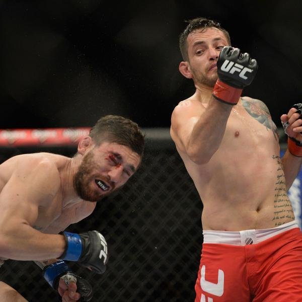 Fotos das lutas e bastidores do UFC 180, na Cidade do Mxico - Momento decisivo da segunda luta, quando Enrique Briones aplicou um upper forte em Guido Cannetti, partiu para o ground and pound e finalizou com um mata-leo