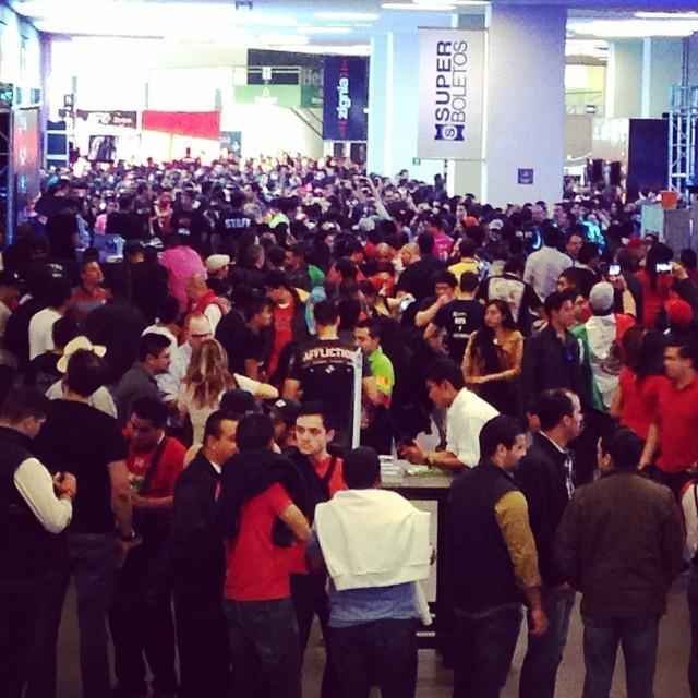 Fotos das lutas e bastidores do UFC 180, na Cidade do Mxico - Pblico lotando a rea de convivncia do UFC no Mxico