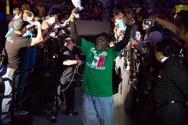 Fotos das lutas e bastidores do UFC 180, na Cidade do Mxico - Estrela dos eventos do UFC, Burt Watson, entrando no octgono