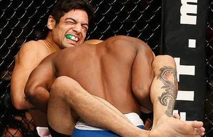Fotos das lutas e bastidores do UFC 180, na Cidade do Mxico - Gabriel Benitez aplicou uma bela guilhotina em Humberto Brown no ltimo round da terceira luta