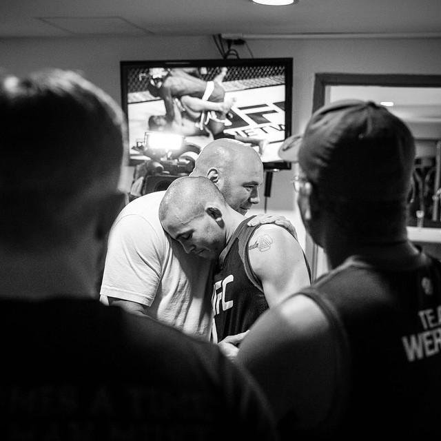 Fotos das lutas e bastidores do UFC 180, na Cidade do Mxico - Dana White consola Marlon Vera aps derrota contra Marco Beltran: ''Cheguei aps a luta, mas soube que o resultado foi controverso'', publicou o presidente do UFC