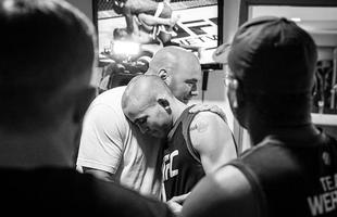 Fotos das lutas e bastidores do UFC 180, na Cidade do Mxico - Dana White consola Marlon Vera aps derrota contra Marco Beltran: ''Cheguei aps a luta, mas soube que o resultado foi controverso'', publicou o presidente do UFC