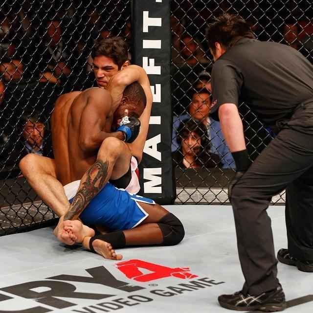 Fotos das lutas e bastidores do UFC 180, na Cidade do Mxico - Gabriel Benitez aplicou uma bela guilhotina em Humberto Brown no ltimo round da terceira luta