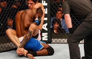 Fotos das lutas e bastidores do UFC 180, na Cidade do Mxico - Gabriel Benitez aplicou uma bela guilhotina em Humberto Brown no ltimo round da terceira luta