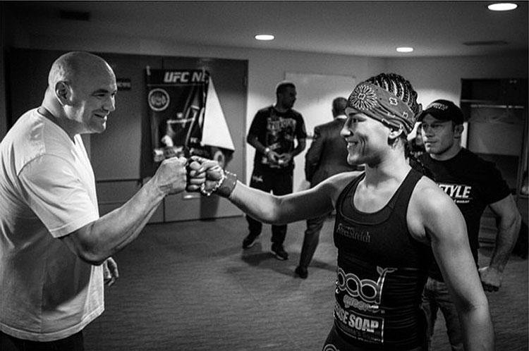 Fotos das lutas e bastidores do UFC 180, na Cidade do Mxico - Dana White cumprimentando Jessica Eye antes do combate