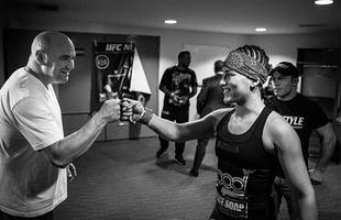 Fotos das lutas e bastidores do UFC 180, na Cidade do Mxico - Dana White cumprimentando Jessica Eye antes do combate