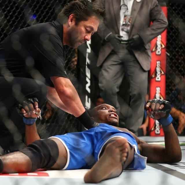 Fotos das lutas e bastidores do UFC 180, na Cidade do Mxico - Humberto Brown apagou com a guilhotina de Gabriel Benitez