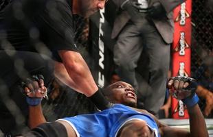 Fotos das lutas e bastidores do UFC 180, na Cidade do Mxico - Humberto Brown apagou com a guilhotina de Gabriel Benitez