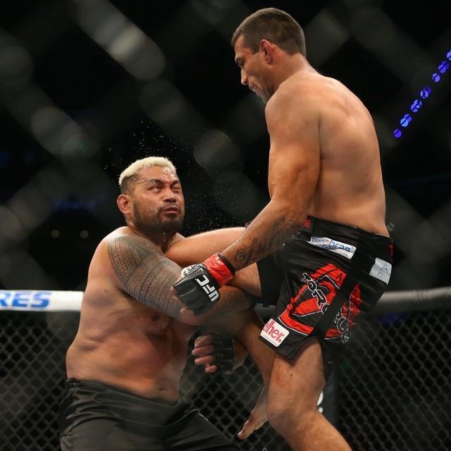 Fotos das lutas e bastidores do UFC 180, na Cidade do Mxico - Joelhada certeira de Fabrcio Werdum, que iniciou o nocaute sobre Mark Hunt