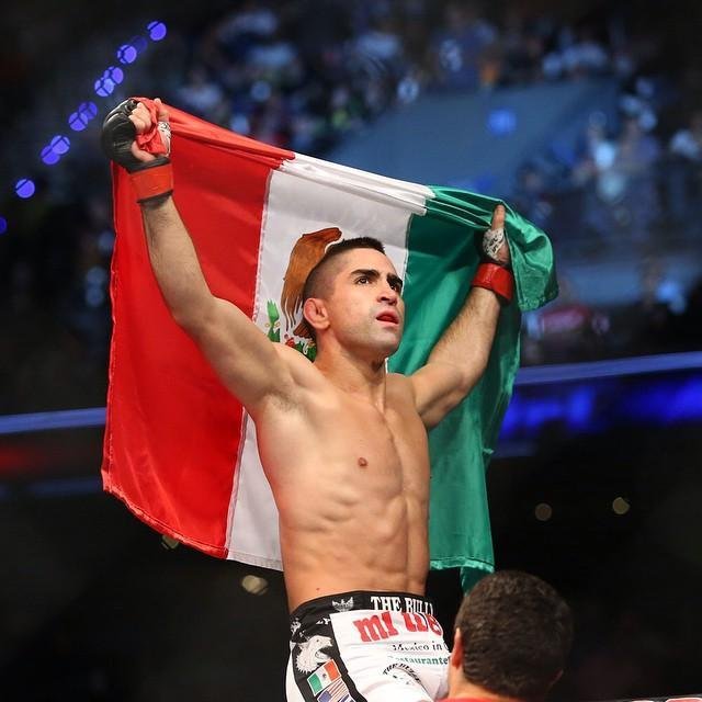 Fotos das lutas e bastidores do UFC 180, na Cidade do Mxico - Ricardo Lamas comemorando vitria