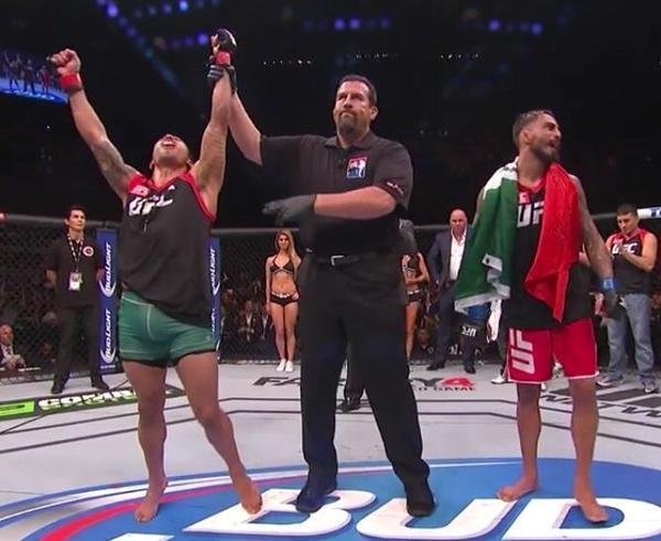 Fotos das lutas e bastidores do UFC 180, na Cidade do Mxico - Alejandro Perez comemorando o ttulo do TUF Amrica Latina