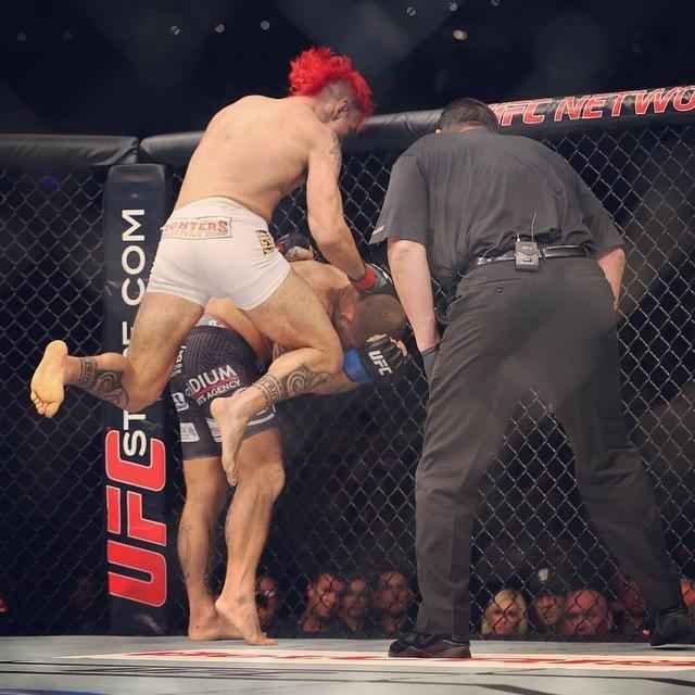 Fotos das lutas e bastidores do UFC 180, na Cidade do Mxico - Joelhada de Augusto Montao sobre Chris Heatherly