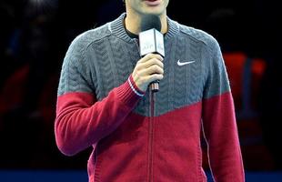 A aguardada decisão do ATP Finals, entre Novak Djokovic e Roger Federer em Londres, não foi realizada. Com dores nas costas, o suíço desistiu de entrar em quadra neste domingo, concedendo ao rival sérvio o tricampeonato do torneio que encerra a temporada da ATP, em Londres - ao todo, o líder do ranking chega ao quarto troféu não consecutivo na competição.