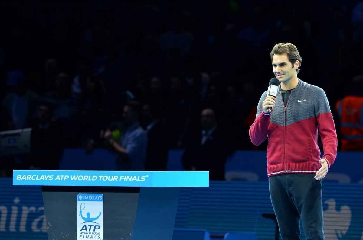 A aguardada deciso do ATP Finals, entre Novak Djokovic e Roger Federer em Londres, no foi realizada. Com dores nas costas, o suo desistiu de entrar em quadra neste domingo, concedendo ao rival srvio o tricampeonato do torneio que encerra a temporada da ATP, em Londres - ao todo, o lder do ranking chega ao quarto trofu no consecutivo na competio.