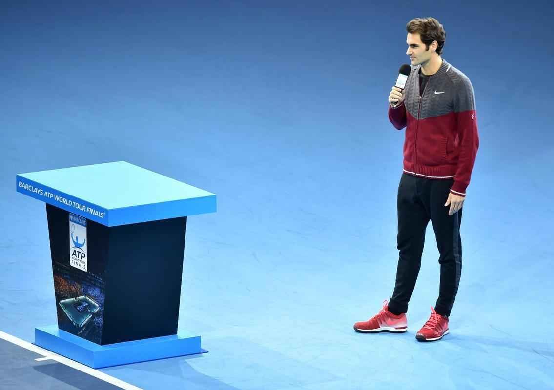 A aguardada deciso do ATP Finals, entre Novak Djokovic e Roger Federer em Londres, no foi realizada. Com dores nas costas, o suo desistiu de entrar em quadra neste domingo, concedendo ao rival srvio o tricampeonato do torneio que encerra a temporada da ATP, em Londres - ao todo, o lder do ranking chega ao quarto trofu no consecutivo na competio.