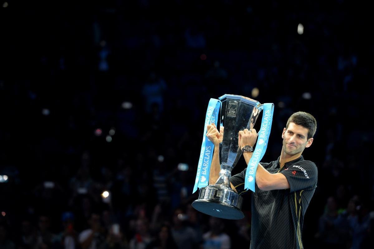 A aguardada deciso do ATP Finals, entre Novak Djokovic e Roger Federer em Londres, no foi realizada. Com dores nas costas, o suo desistiu de entrar em quadra neste domingo, concedendo ao rival srvio o tricampeonato do torneio que encerra a temporada da ATP, em Londres - ao todo, o lder do ranking chega ao quarto trofu no consecutivo na competio.