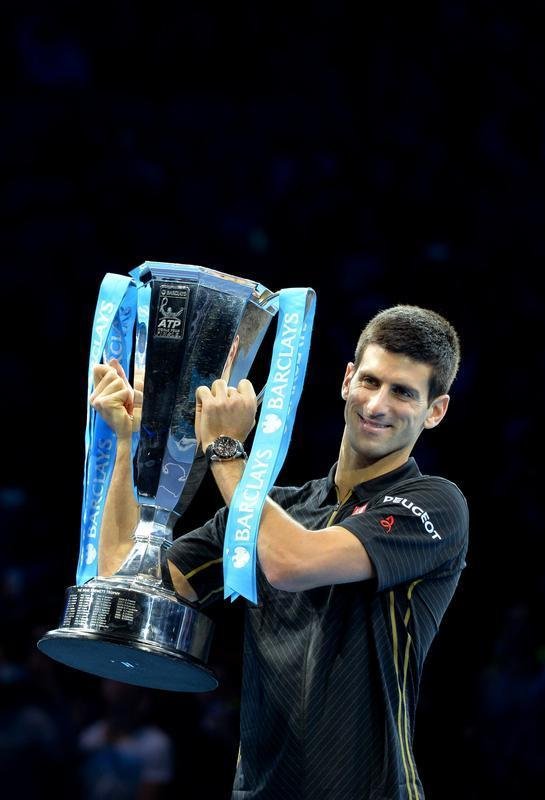 A aguardada deciso do ATP Finals, entre Novak Djokovic e Roger Federer em Londres, no foi realizada. Com dores nas costas, o suo desistiu de entrar em quadra neste domingo, concedendo ao rival srvio o tricampeonato do torneio que encerra a temporada da ATP, em Londres - ao todo, o lder do ranking chega ao quarto trofu no consecutivo na competio.