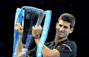 A aguardada decisão do ATP Finals, entre Novak Djokovic e Roger Federer em Londres, não foi realizada. Com dores nas costas, o suíço desistiu de entrar em quadra neste domingo, concedendo ao rival sérvio o tricampeonato do torneio que encerra a temporada da ATP, em Londres - ao todo, o líder do ranking chega ao quarto troféu não consecutivo na competição.